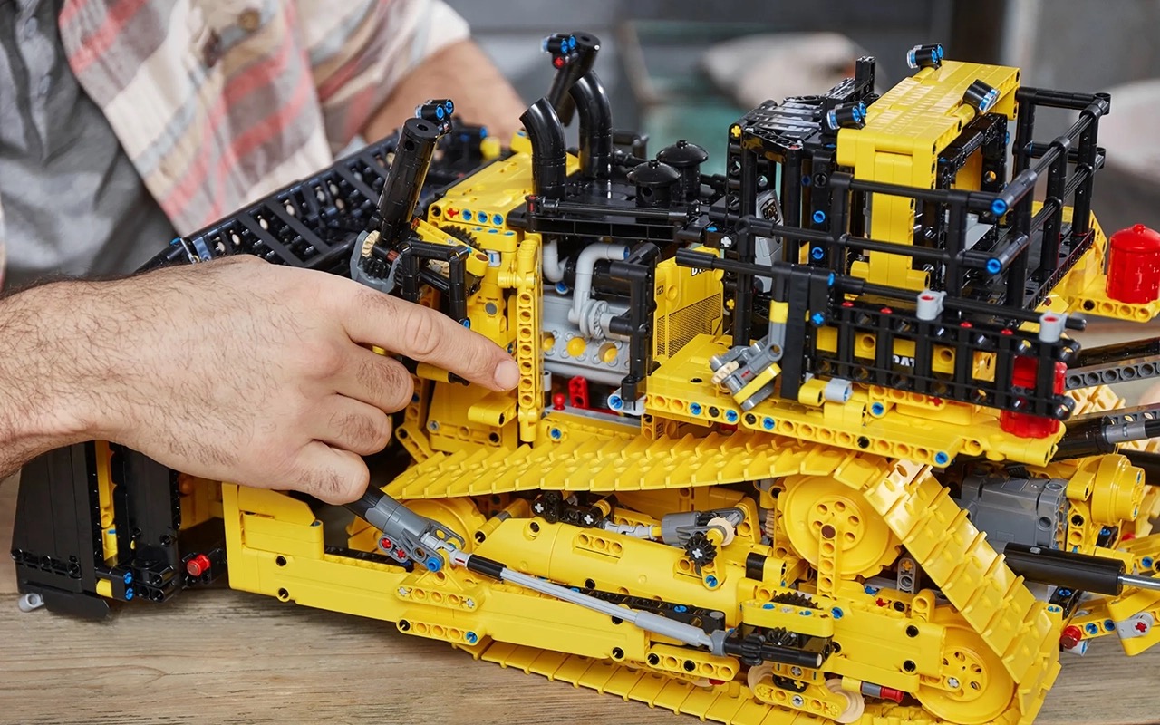 Бульдозер Cat D11 с дистанционным управлением LEGO Technic (#42131)