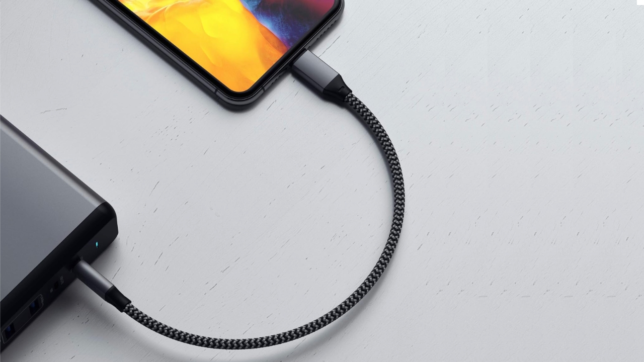 Кабель с нейлоновой оплёткой Satechi USB-C — Lightning (25 см)