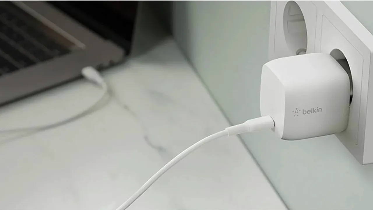 Сетевое зарядное устройство Belkin BoostCharge мощностью 30 Вт (USB-C)  (GaN) (WCH001)